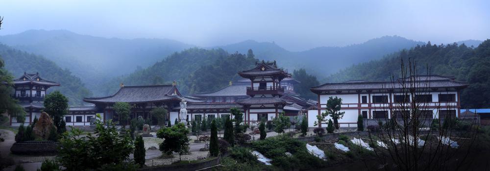 曹山宝积寺,坐落于江西省宜黄城西12.5千米的曹山之中.